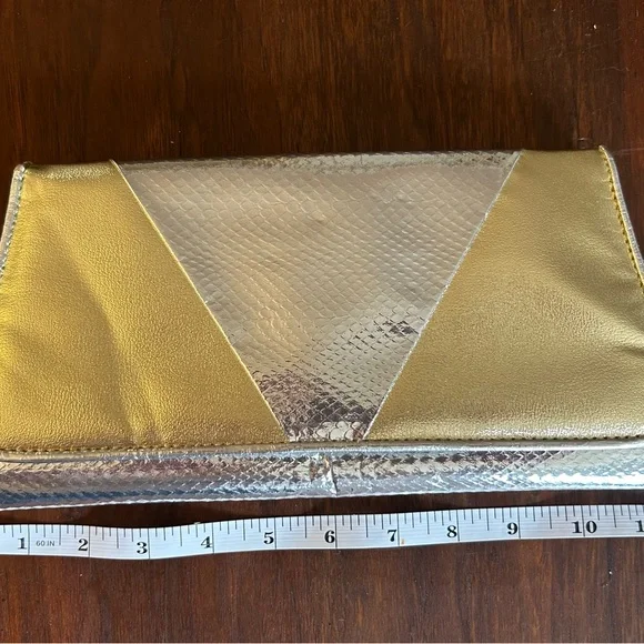 Vintage Walborg of Hong Kong gold and silver python print bag. - Picture 2 of 6